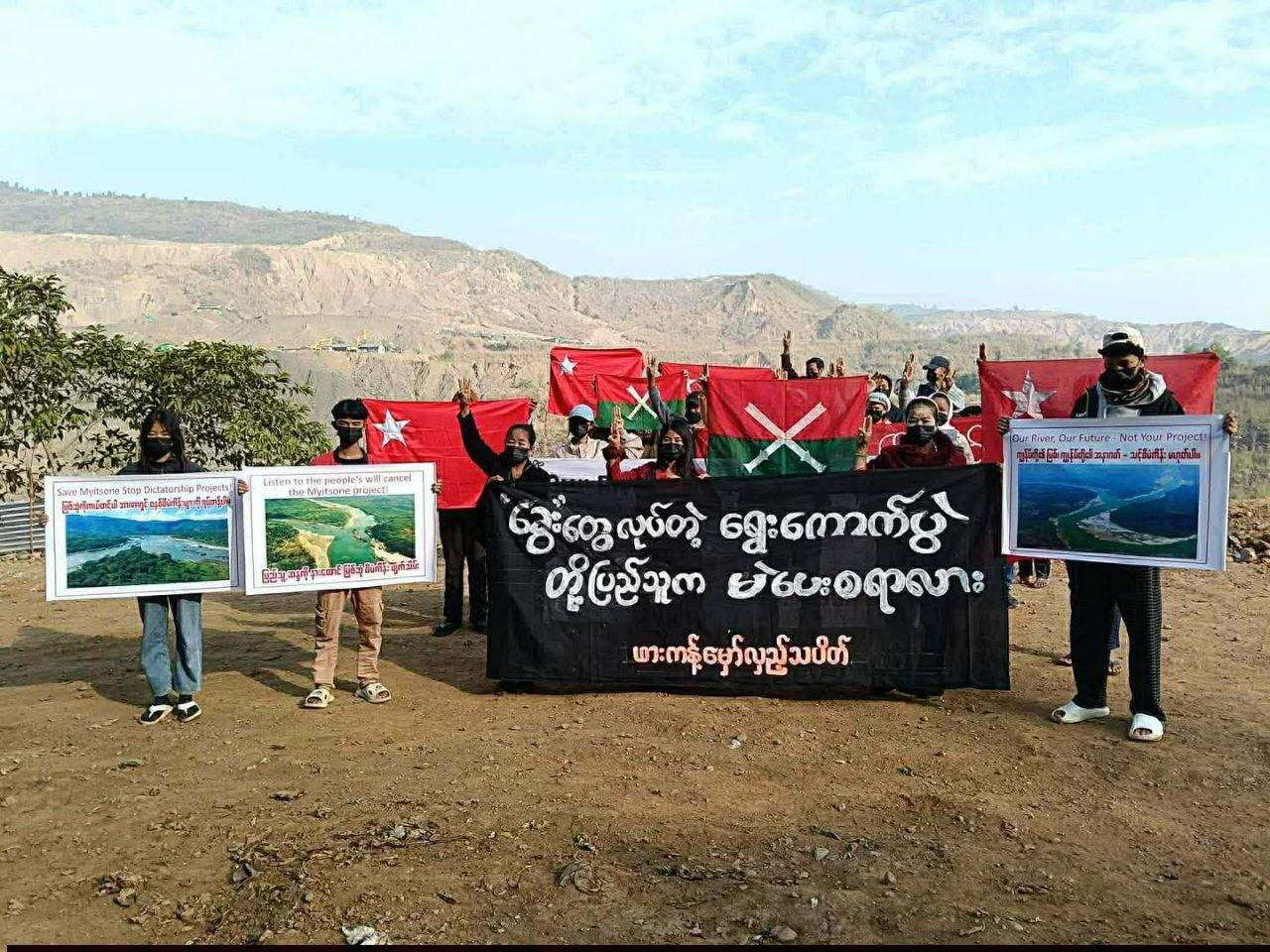 Five civilians injured as artillery fire hits near Hpakant polling station on final election day